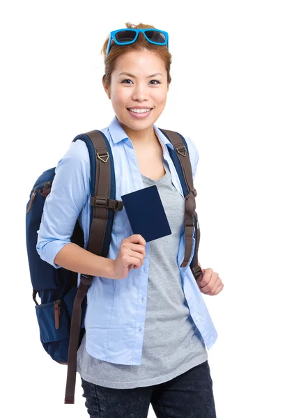 Mulher viajante segurando passaporte — Fotografia de Stock