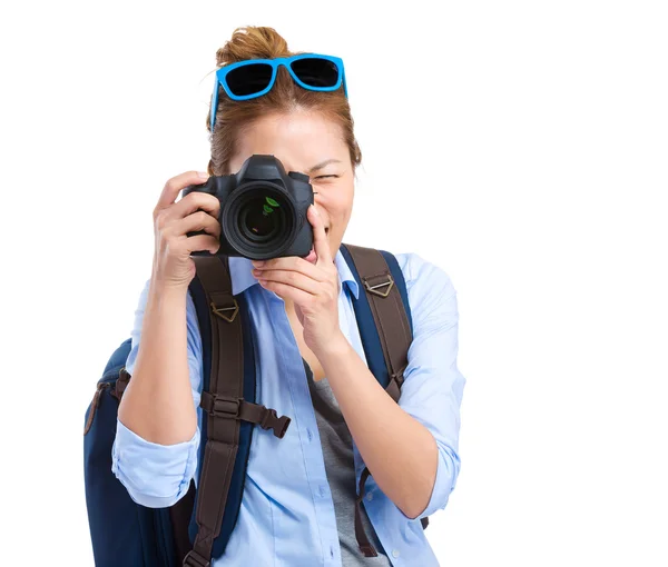Menina tirando foto usando câmera digital — Fotografia de Stock