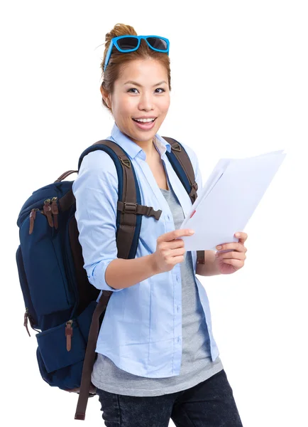 Mujer con mochila aislada en blanco — Foto de Stock