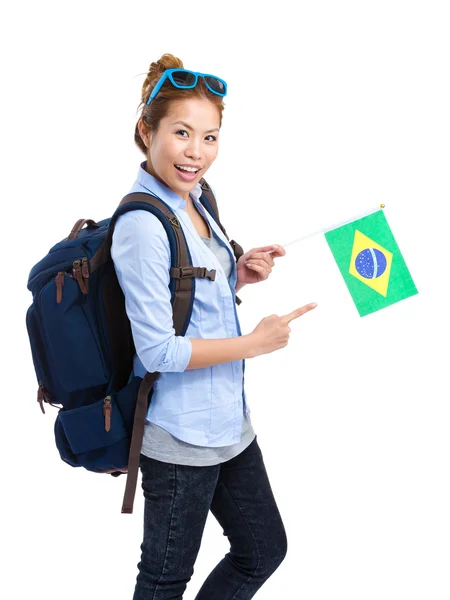 Viajante feminina segurando bandeira do Brasil — Fotografia de Stock