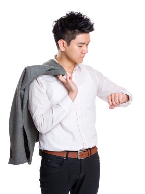 jonge ondernemer op zoek horloge 