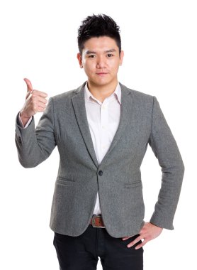 Baş parmağı havada bir iş adamı. 