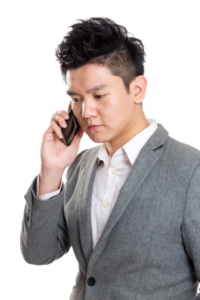 Asiatischer Geschäftsmann im Gespräch mit dem Handy — Stockfoto