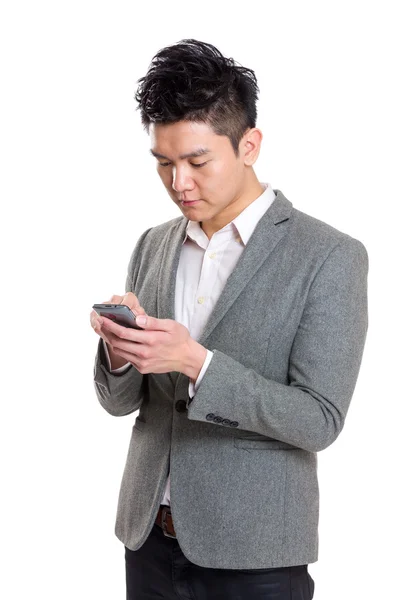 Сообщение бизнесмена с мобильного телефона — стоковое фото