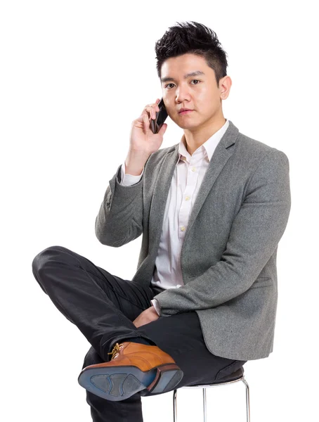 Asia businessman sitting on chair and talking to mobile — Stock Photo, Image