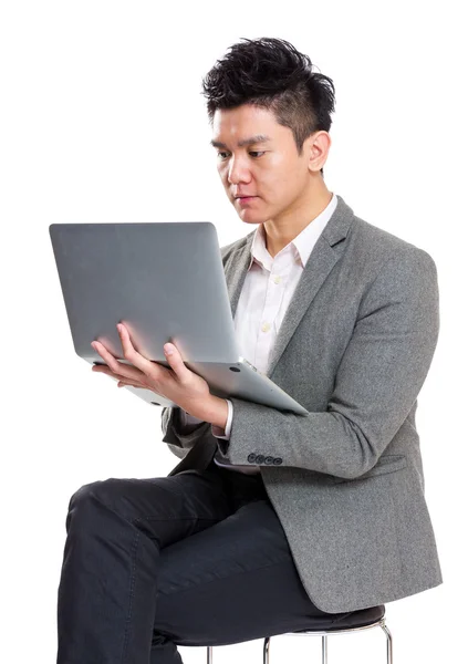 Homem de negócios usando laptop — Fotografia de Stock