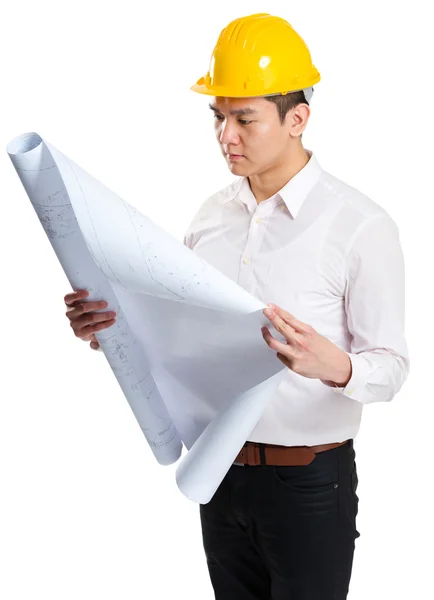 Male construction worker reading on blue print — Stock Photo, Image