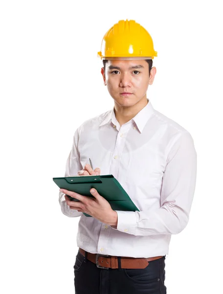 Ingeniero asiático sujetando portapapeles — Foto de Stock