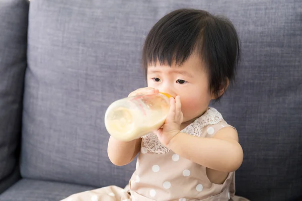 Asiatisch baby mädchen feeding mit milchflasche — Stockfoto
