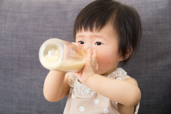Азиатская девочка кормит молочной бутылкой — стоковое фото