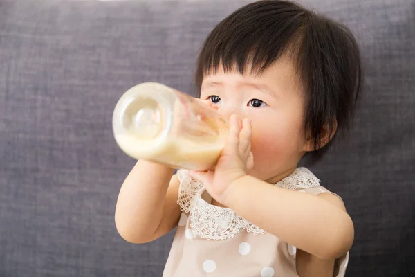 Ásia bebê menina alimentando com mamadeira de leite — Fotografia de Stock