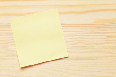 ahşap arka plan üzerinde sarı not defteri