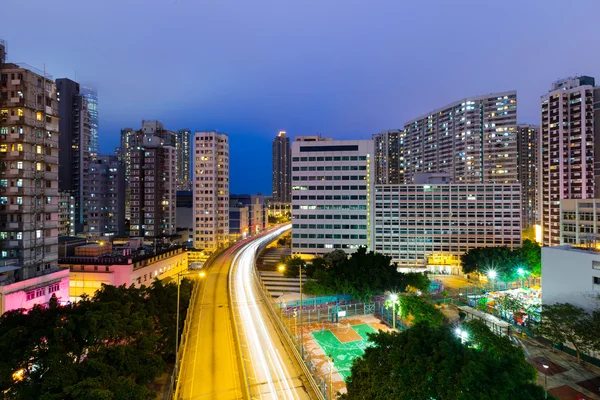 Autopista de tráfico en Hong Kong por la noche — Foto de Stock