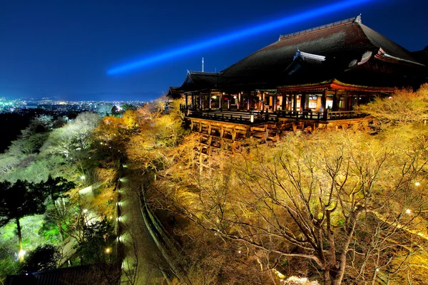 Храм ночью в Киото — стоковое фото