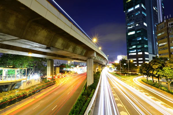 Paisaje urbano con rastro de tráfico —  Fotos de Stock