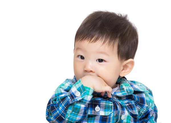 Asyalı bebek çocuk elini ısır — Stok fotoğraf