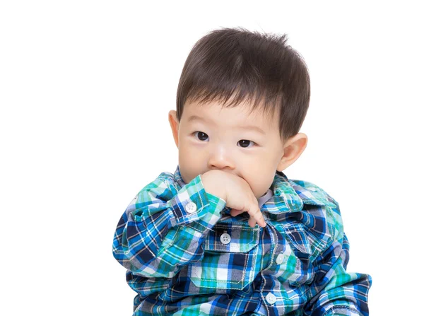 アジアの男の子は彼の手をかむ — ストック写真