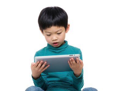 Tablet bilgisayar kullanan küçük çocuk