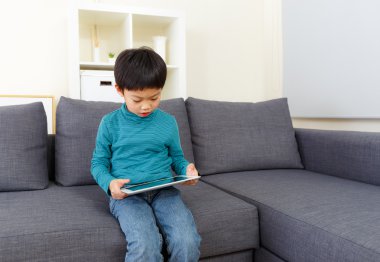 Tablet bilgisayar kullanan küçük çocuk