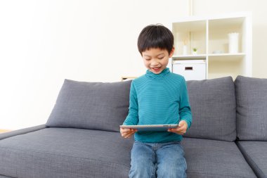 küçük çocuk tablet kullanma