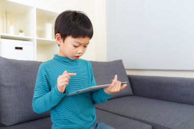 küçük çocuk tablet üzerinde oyun oynama