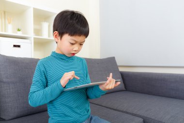 genç çocuk dijital tablet kullanma