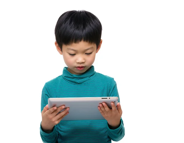 Asiático chico usando tableta ordenador —  Fotos de Stock