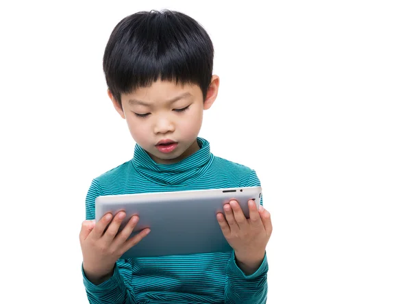 Kleine jongen met behulp van Tablet PC — Stockfoto