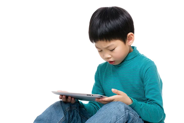 Mały chłopiec za pomocą tabletu — Zdjęcie stockowe