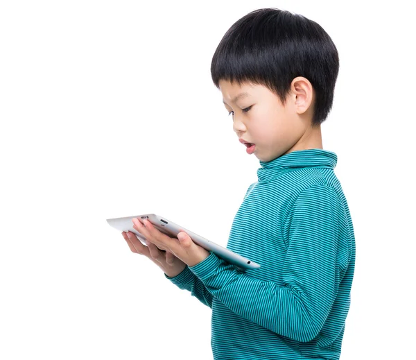 Kleiner Junge mit Tablet-Computer — Stockfoto