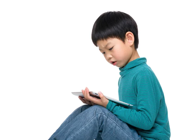 Child play game on tablet — Stock Photo, Image