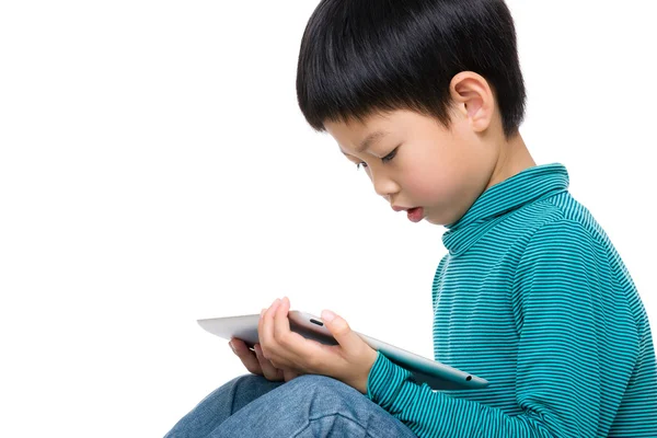 Kleiner Junge liest auf Tablet — Stockfoto