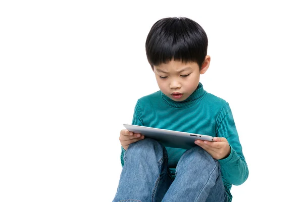 Azjatycki chłopiec przy użyciu komputera typu tablet — Zdjęcie stockowe