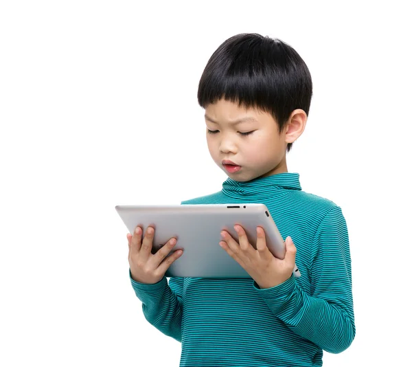 Menino feliz usando tablet — Fotografia de Stock