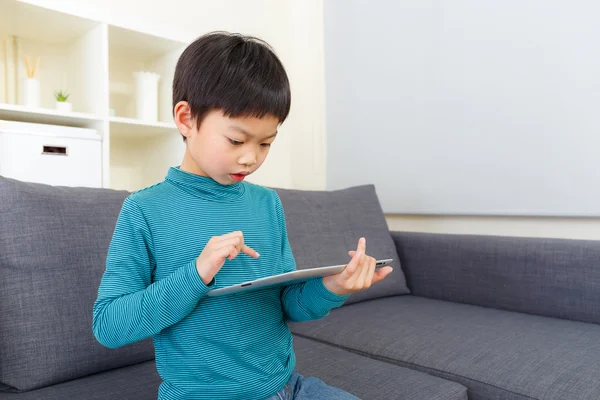 Ragazzo adolescente utilizzando un tablet digitale — Foto Stock