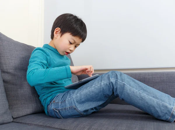 Menino usando tablet em casa — Fotografia de Stock