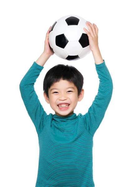 Asiático pequeño chico elevar fútbol pelota hasta —  Fotos de Stock