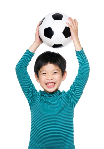 Asiático menino levantar bola de futebol — Fotografia de Stock