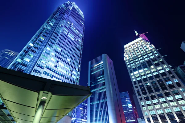 Edifício de escritórios à noite em Hong Kong — Fotografia de Stock