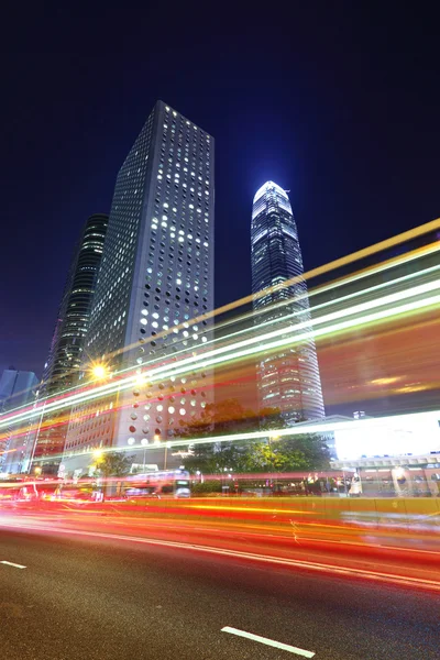 Verkeer in hong kong 's nachts — Stockfoto