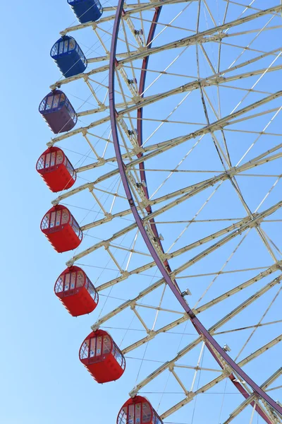 Roata ferris împotriva cerului albastru — Fotografie, imagine de stoc