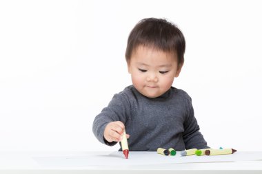 Asyalı bebek çocuk konsantre çizim