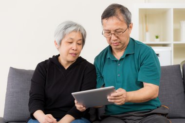 üst düzey çift kendi tablet kullanma