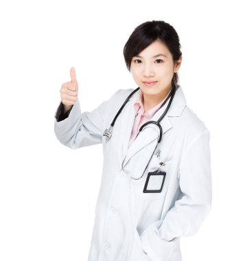 Asya kadın doktor başparmak yukarı
