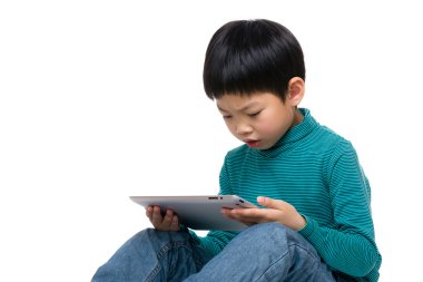 Asyalı küçük çocuk konsantre tablet okuma