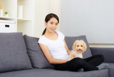 Asya kadın ve fino köpeği evde