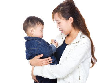 Anne oğlu ile eğleniyor