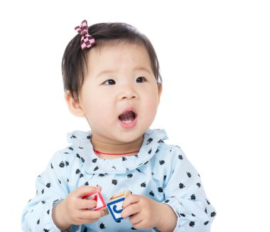 Küçük kız çok mutlu.