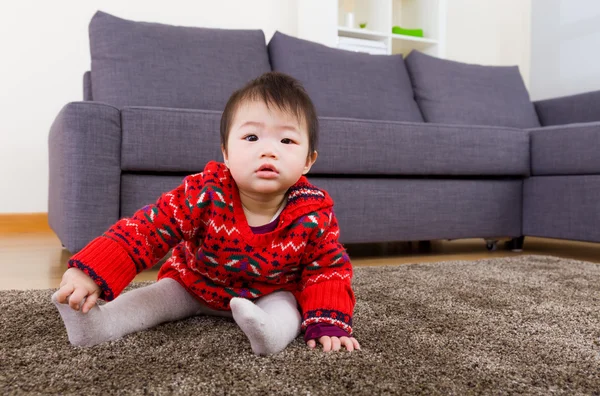 Weinig meisje van de baby thuis — Stockfoto