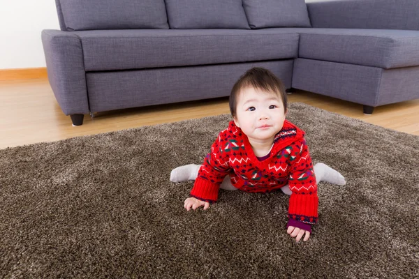 Baby girl creeping at home — Stock Photo, Image